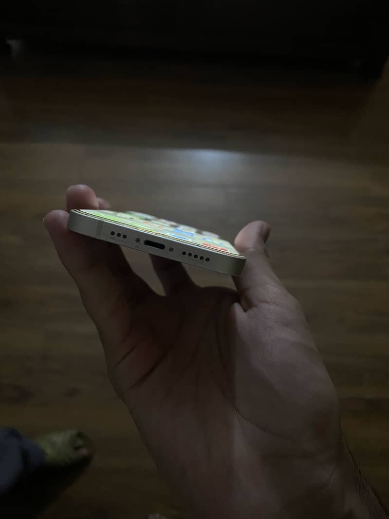 Apple iPhone 12 4
