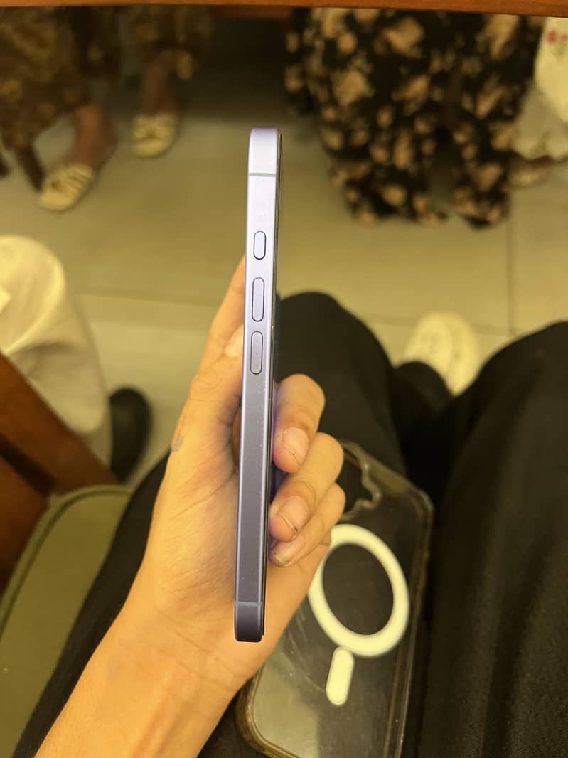 Apple iPhone 16 4