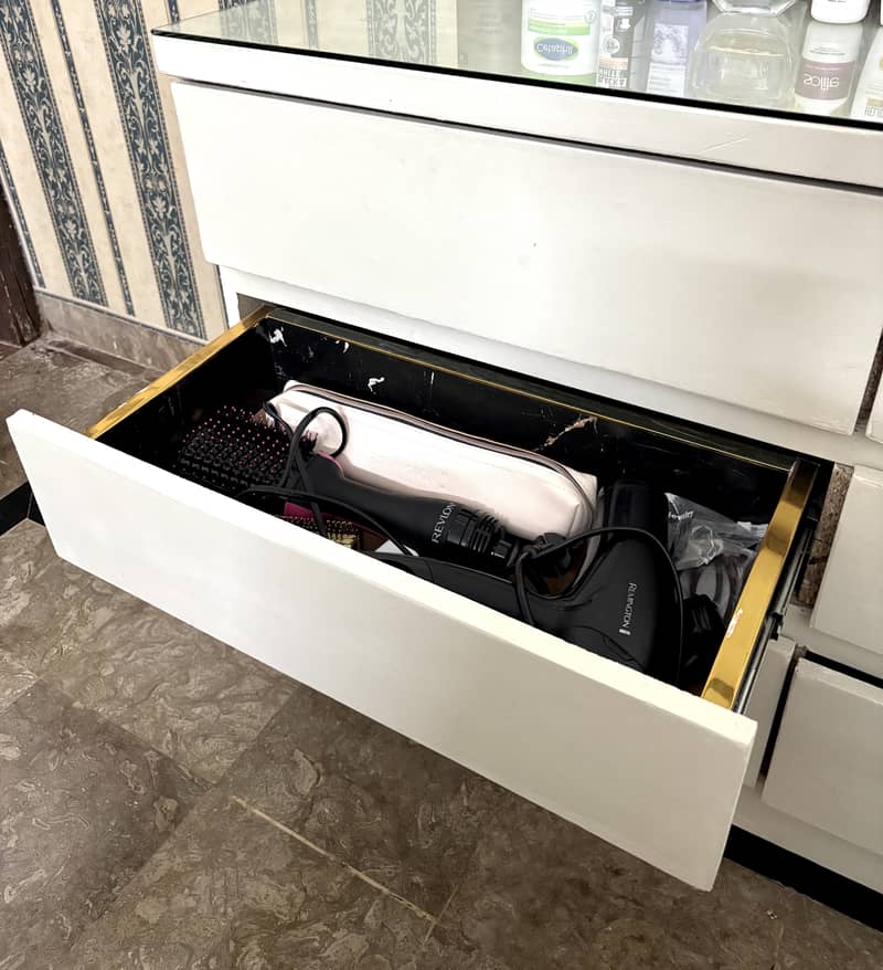 Dressing table with mirror 3