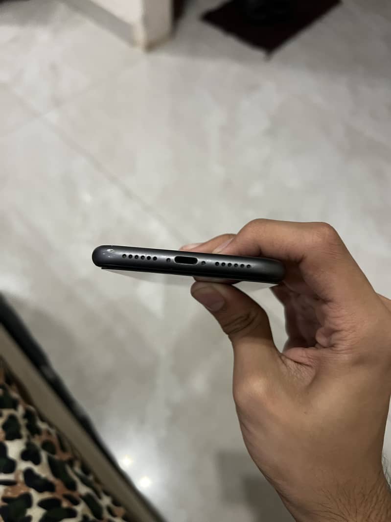 Apple iPhone 11 4