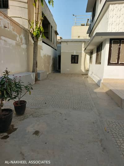 HOUSE AVAILABLE FOR SALE ON MAIN SHAHRAH E NOOR JAHAN ROAD