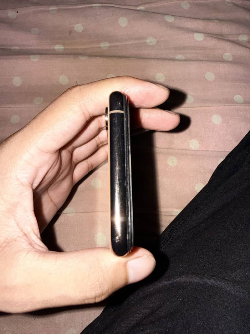 Apple iPhone XS 4
