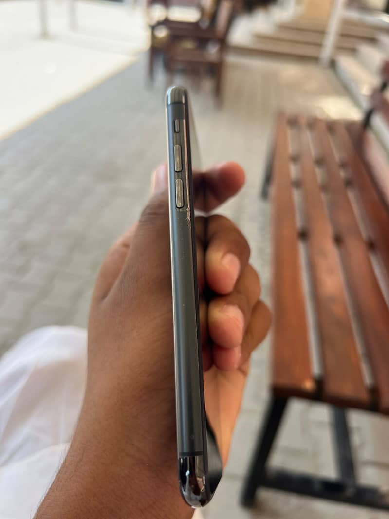 Apple iPhone 11 Pro 4