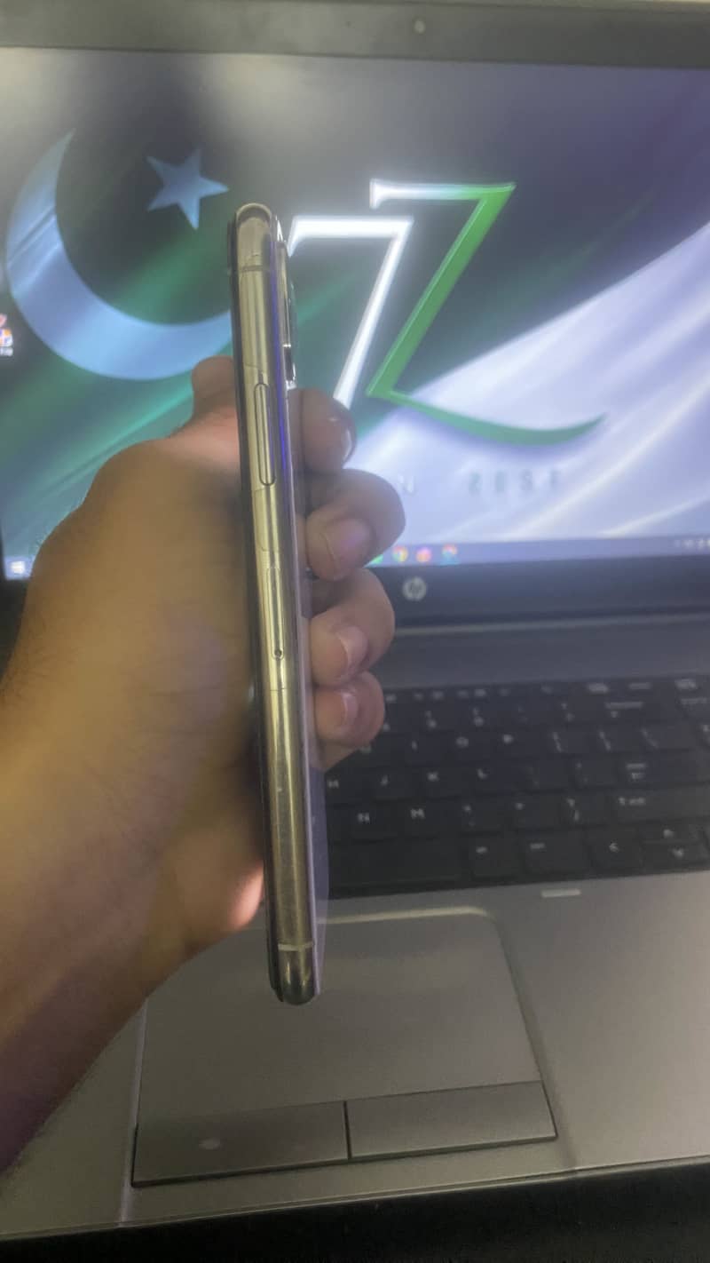 Apple iPhone X 4
