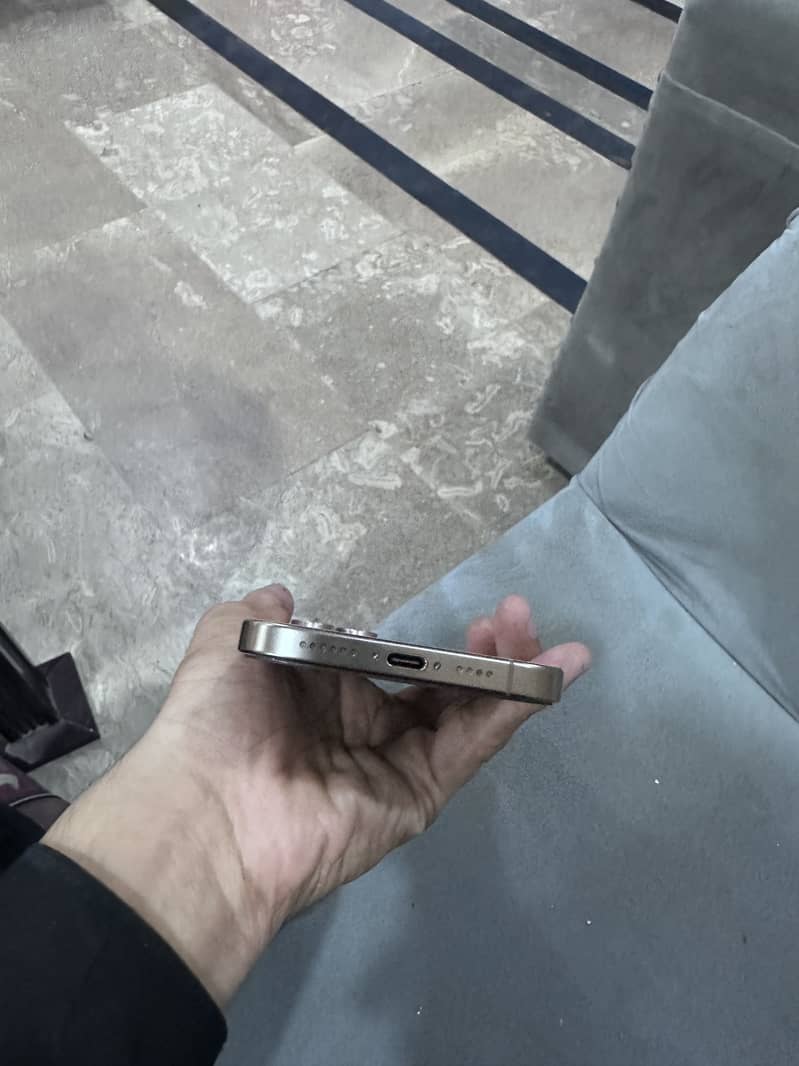 Apple iPhone 16 Pro Max 1