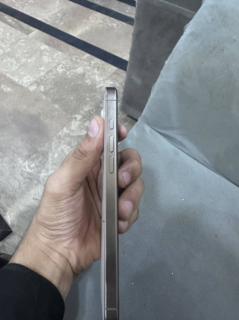 Apple iPhone 16 Pro Max 2