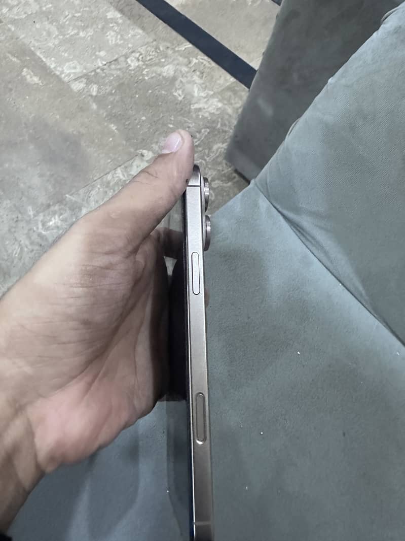 Apple iPhone 16 Pro Max 4