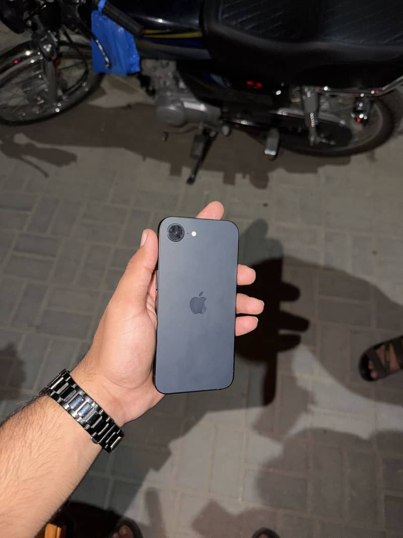 Apple iPhone 16e 0