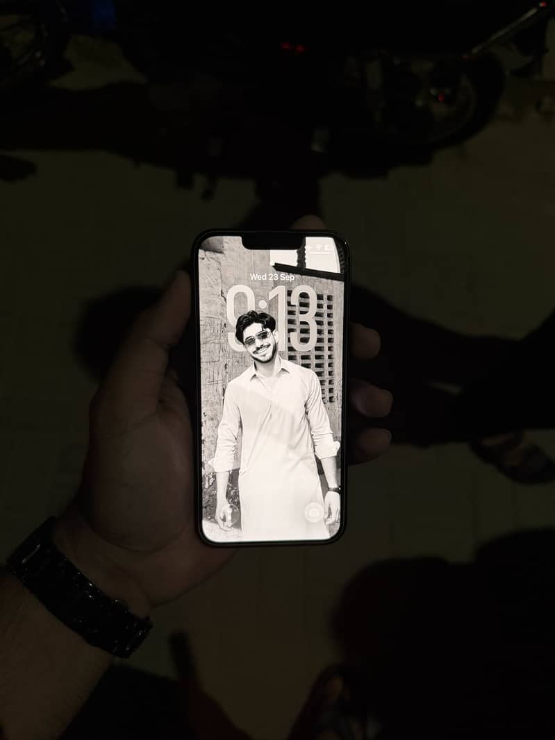 Apple iPhone 16e 1