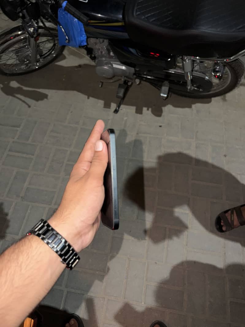 Apple iPhone 16e 2