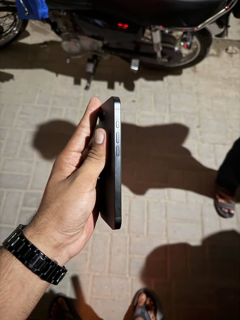 Apple iPhone 16e 4
