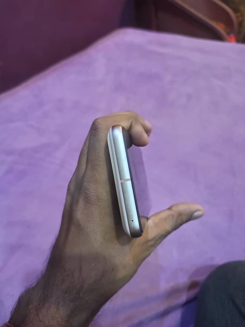 Google Pixel 8 4