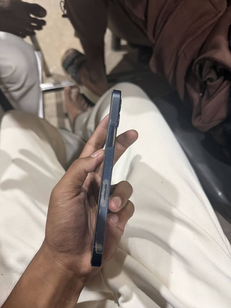 Apple iPhone 12 3