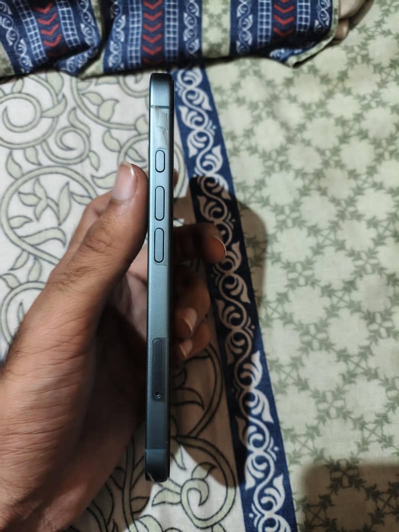 Apple iPhone 16 3