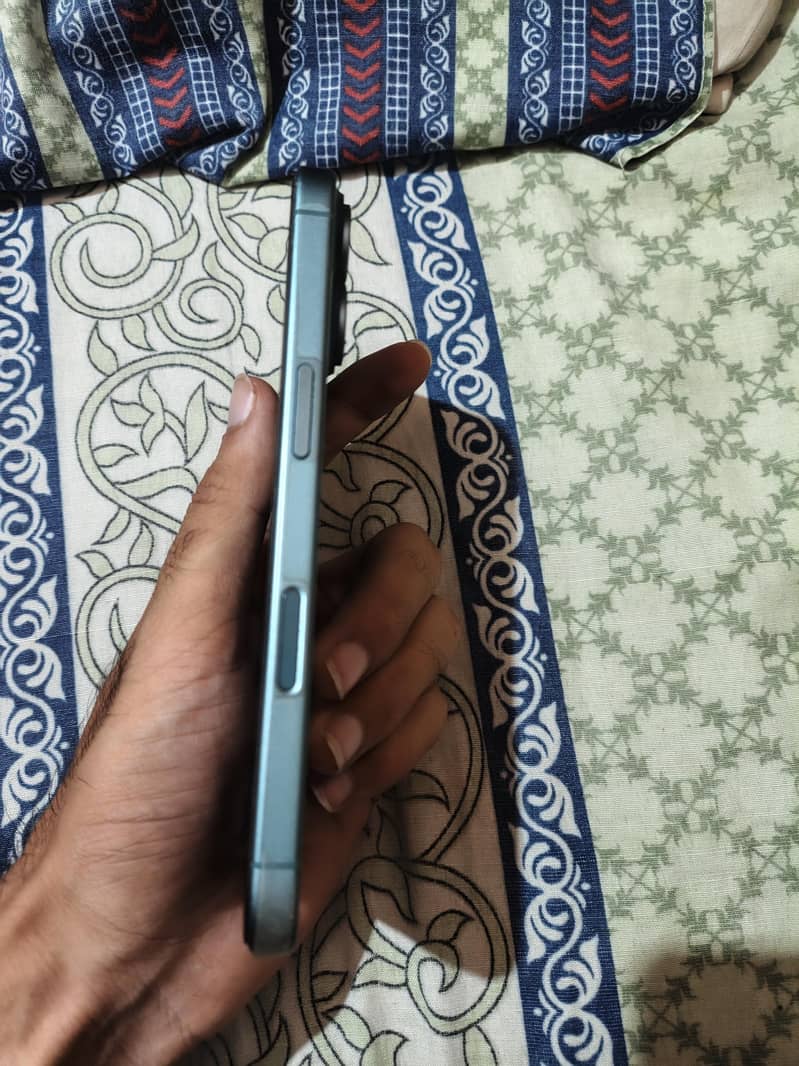 Apple iPhone 16 4