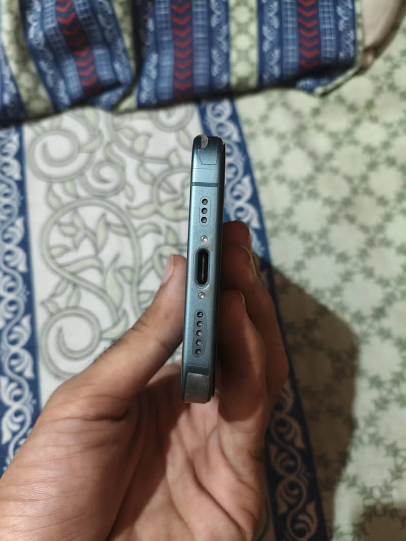 Apple iPhone 16 6