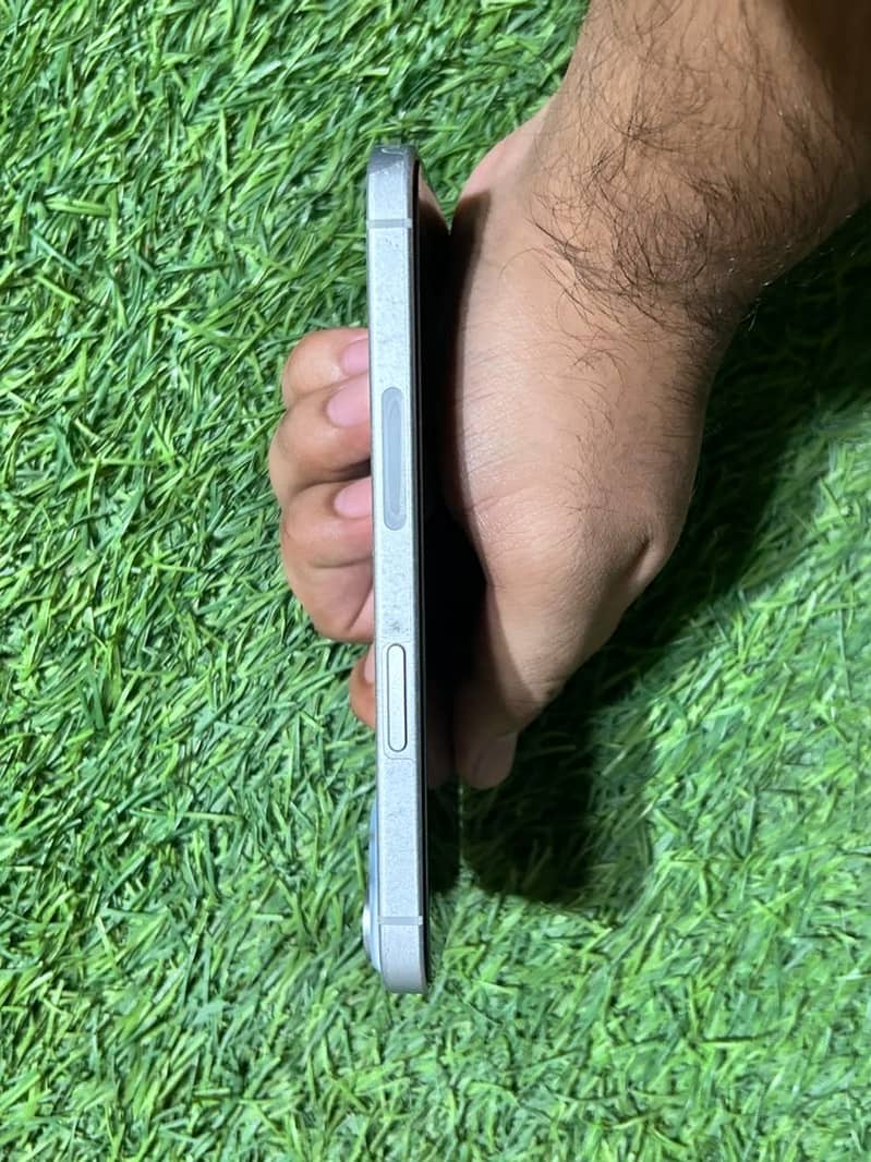 Apple iPhone 15 4