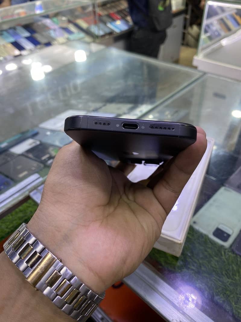 Apple iPhone 16 Pro Max 2