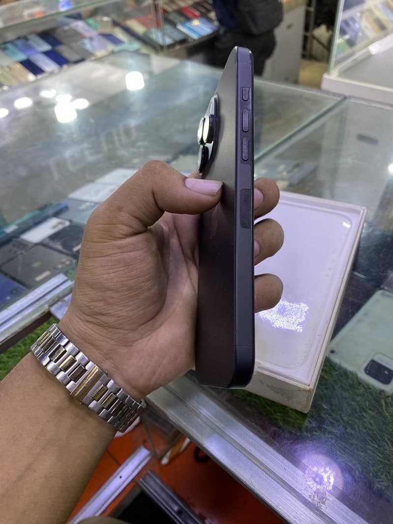 Apple iPhone 16 Pro Max 3