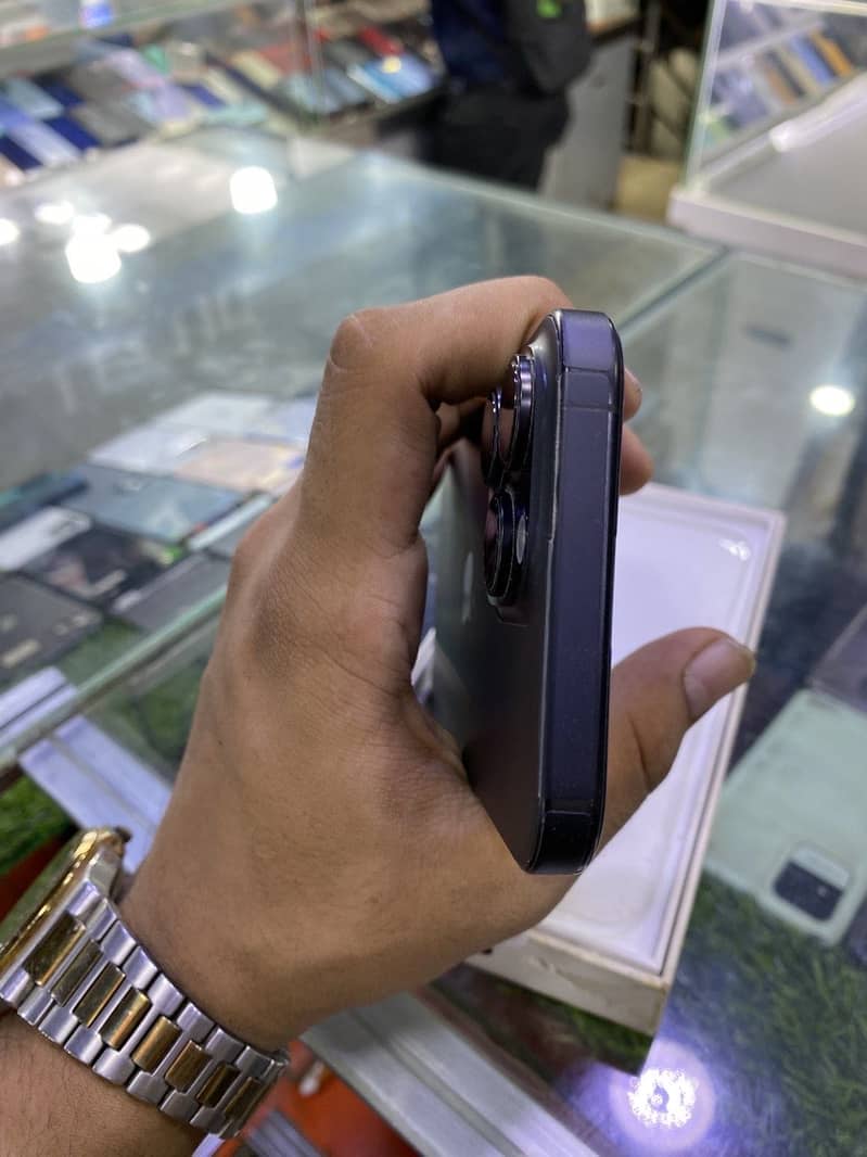 Apple iPhone 16 Pro Max 4
