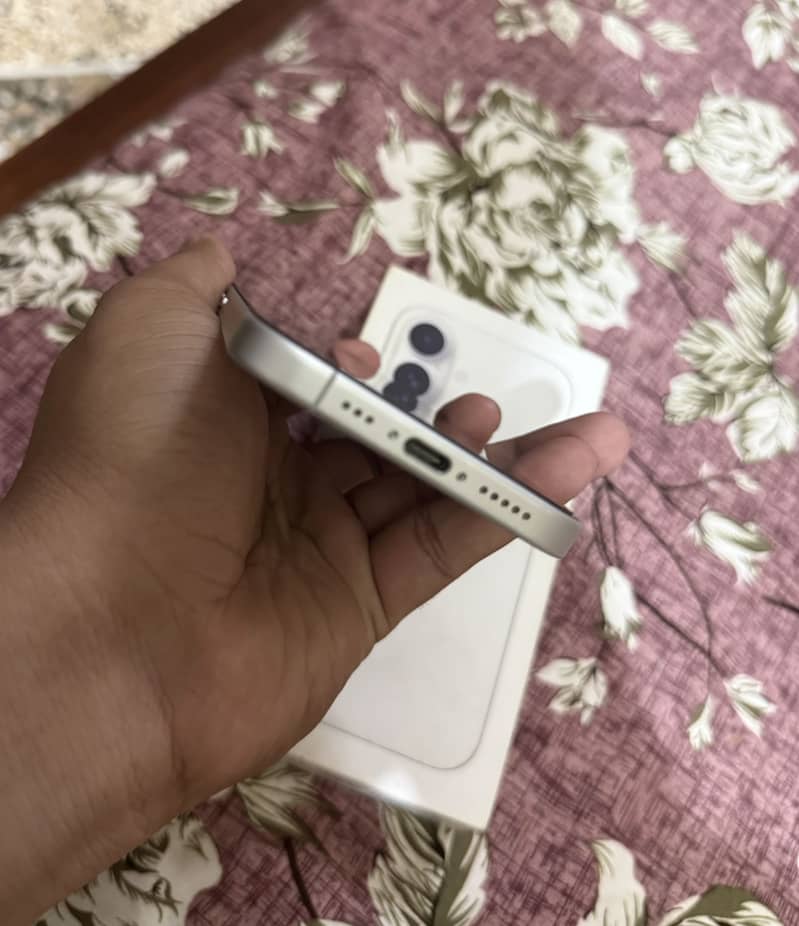 Apple iPhone 16 2