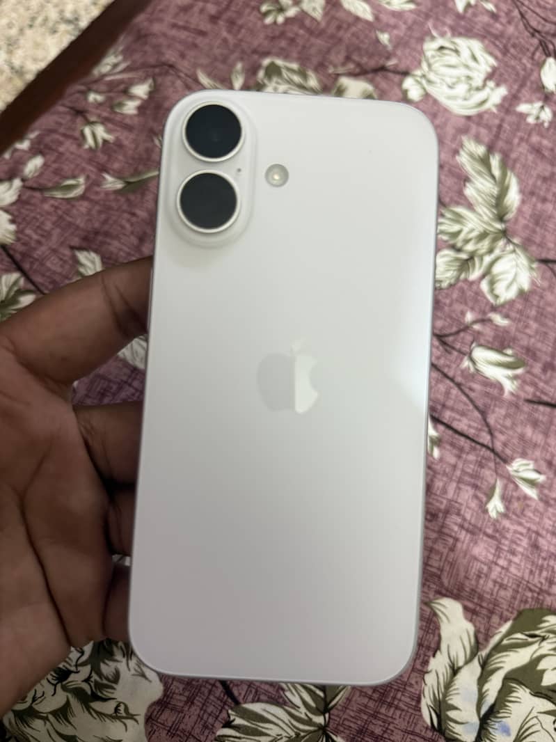 Apple iPhone 16 3