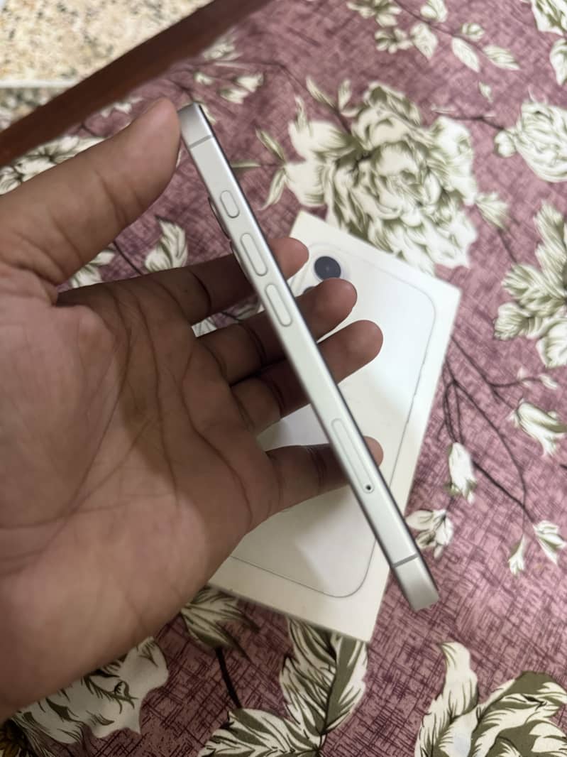 Apple iPhone 16 4