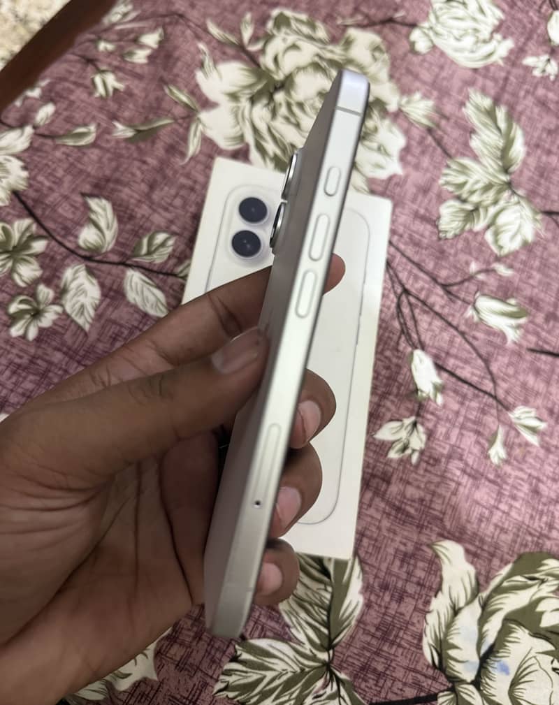 Apple iPhone 16 5