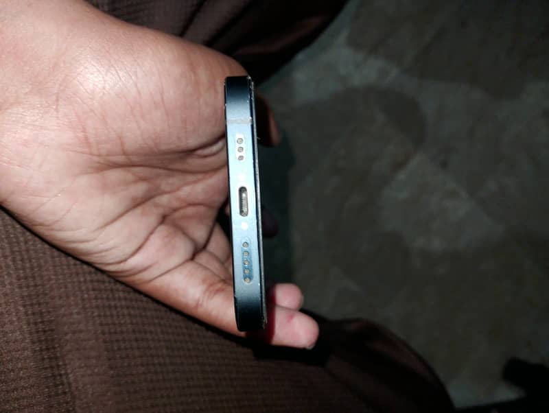 Apple iPhone 12 4