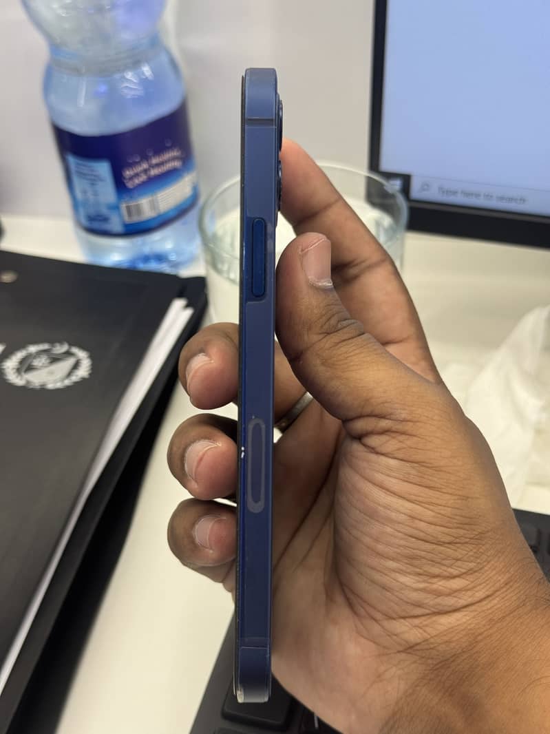 Apple iPhone 12 4