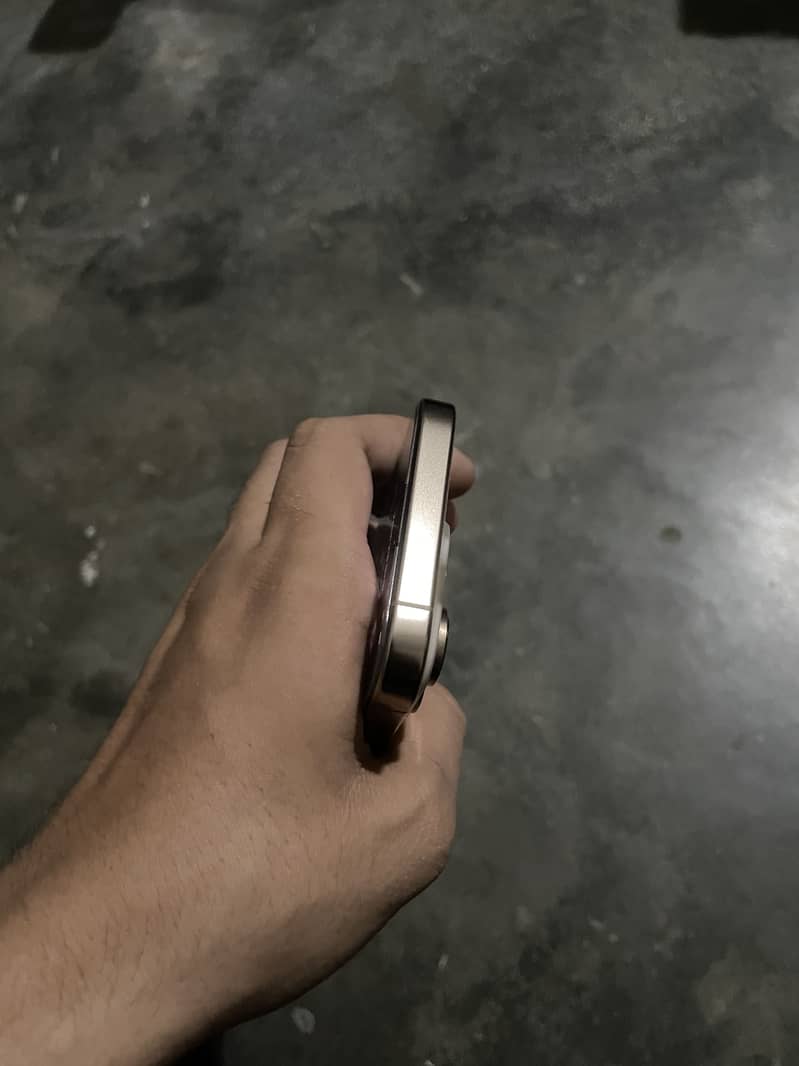 Apple iPhone 16 Pro 2