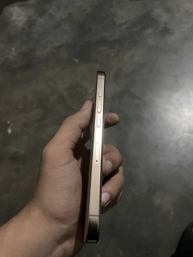 Apple iPhone 16 Pro 3
