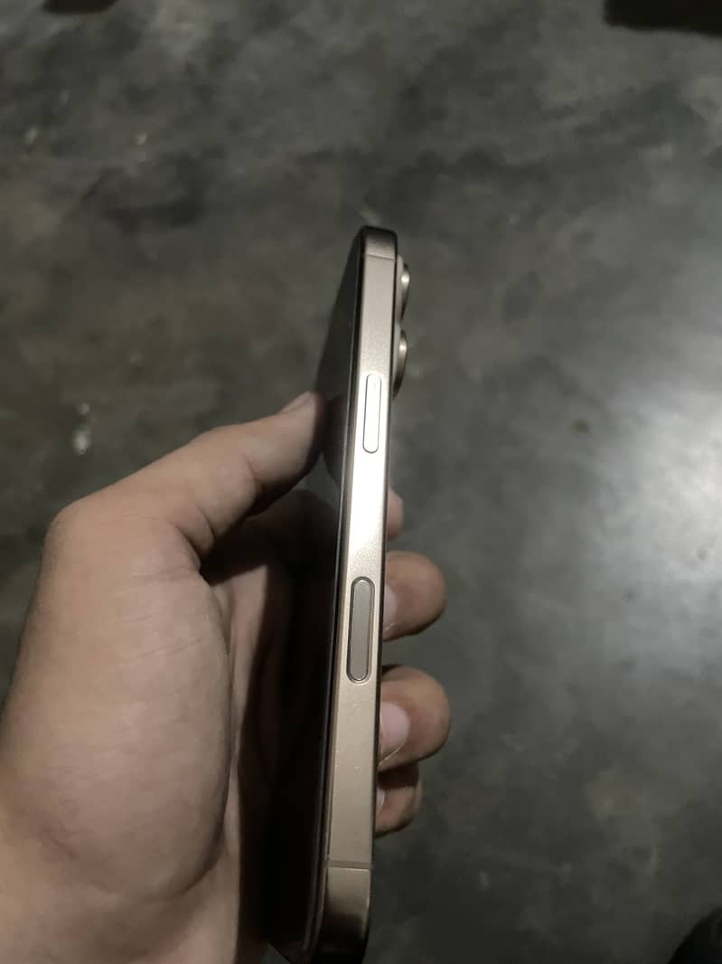 Apple iPhone 16 Pro 4