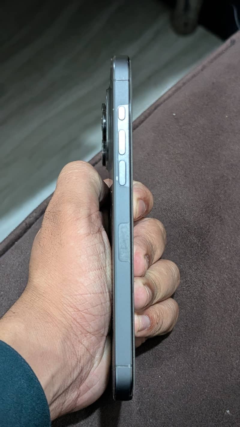 Apple iPhone 15 Pro Max 4