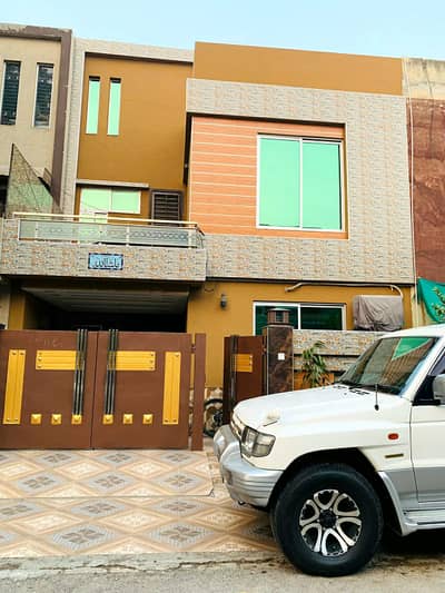 5 MARLA HOUSE IN BB BLOCK, WITH 3 BEDS, & PRIME LOCATION