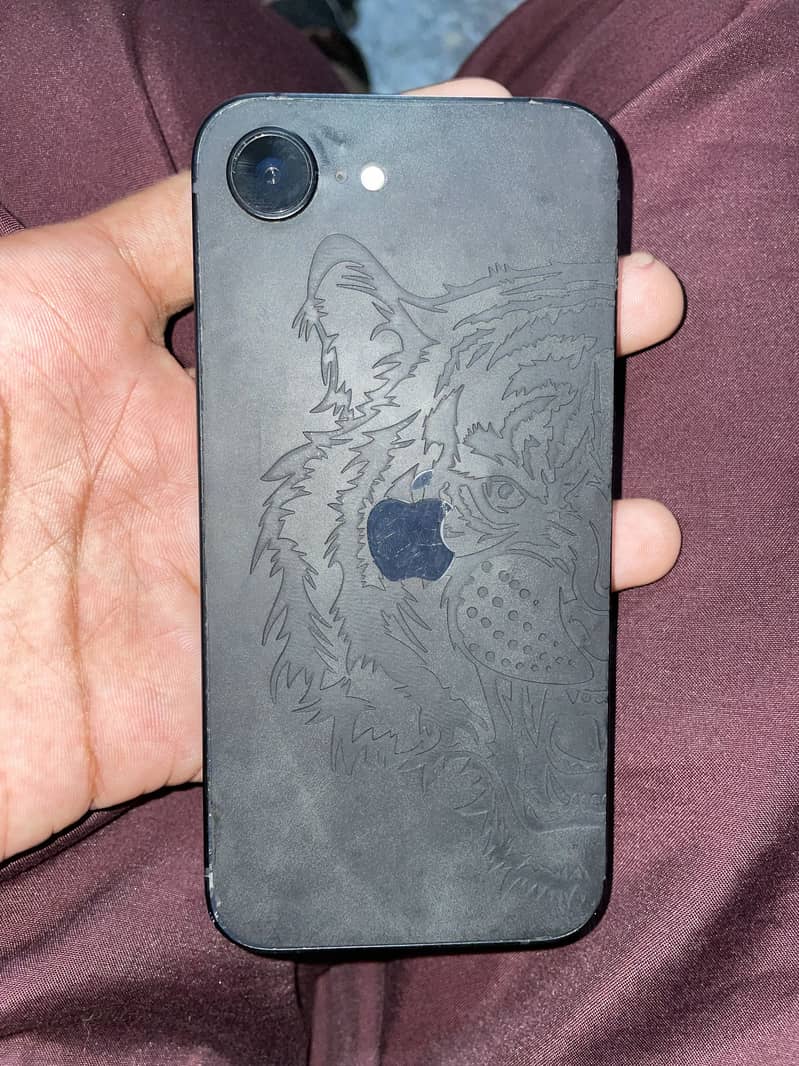 Apple iPhone 16e 1