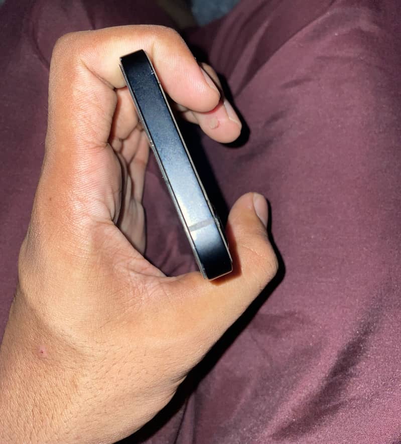 Apple iPhone 16e 2