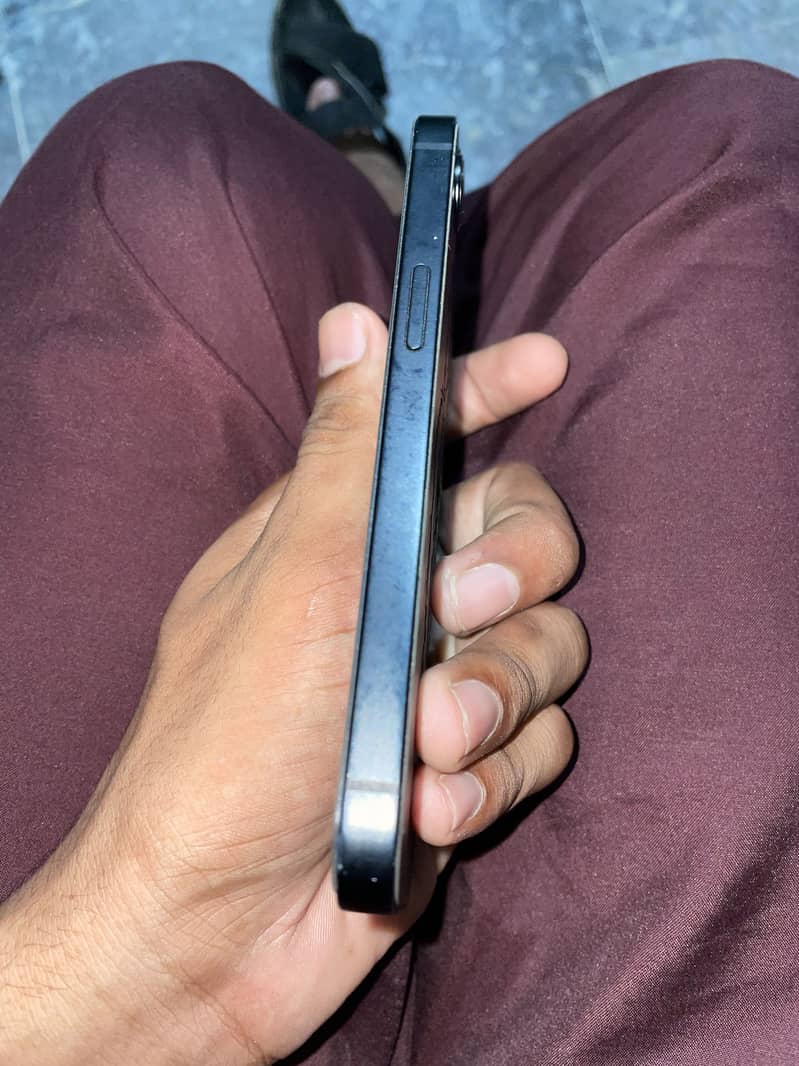 Apple iPhone 16e 3
