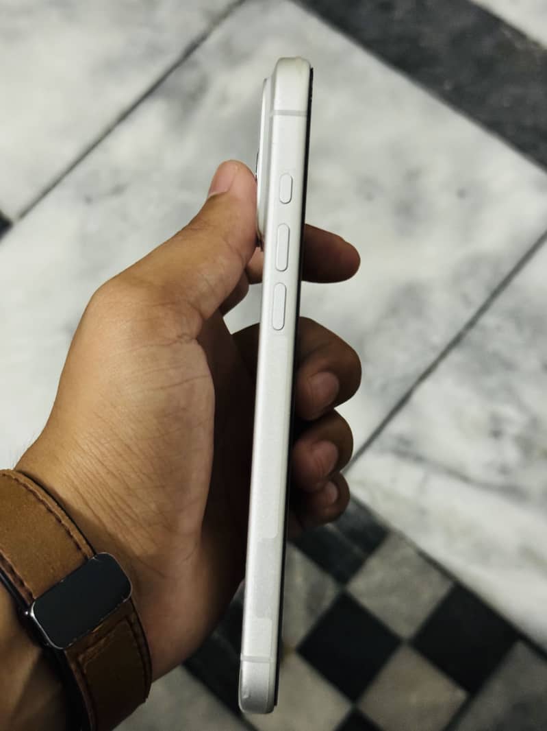 Apple iPhone 17 Pro Max 4