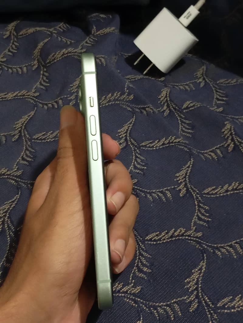 Apple iPhone 15 4