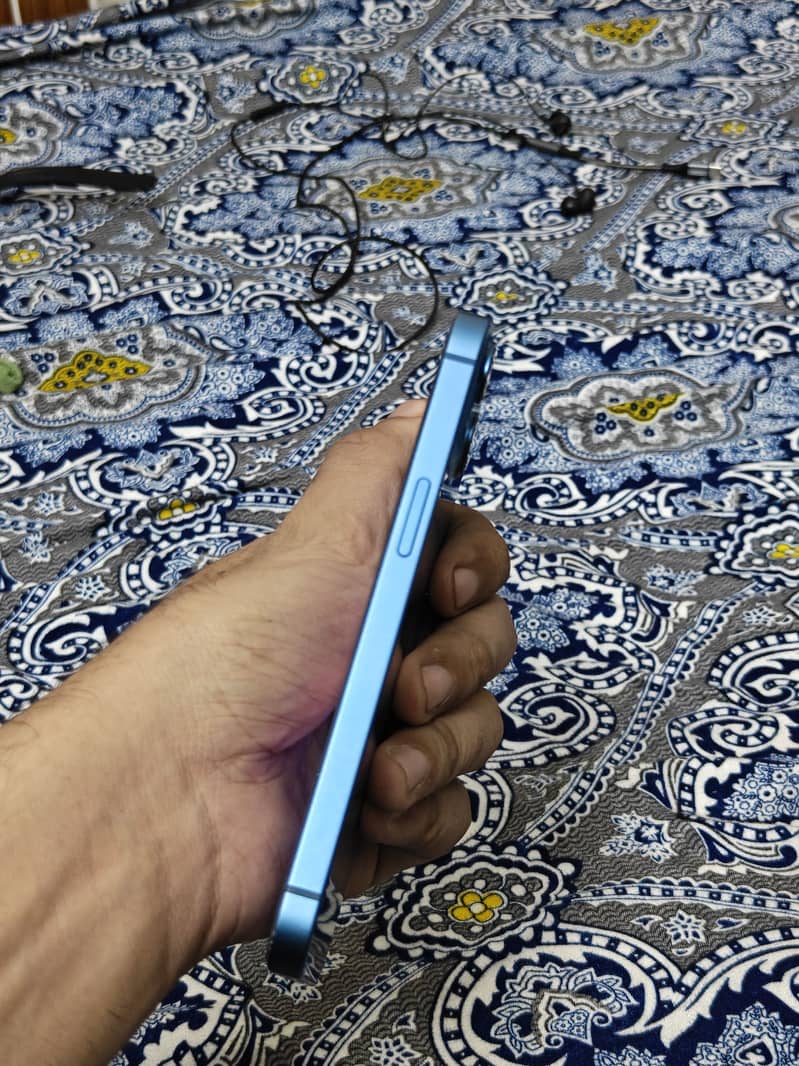 Apple iPhone 13 2