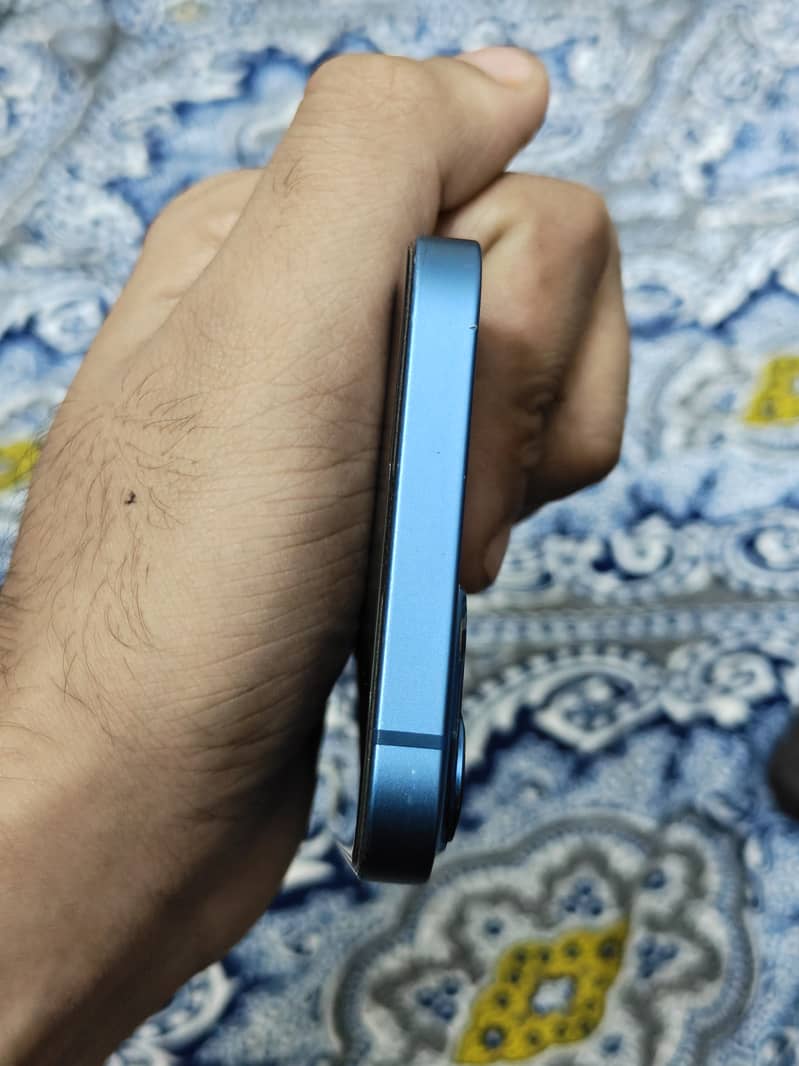 Apple iPhone 13 5