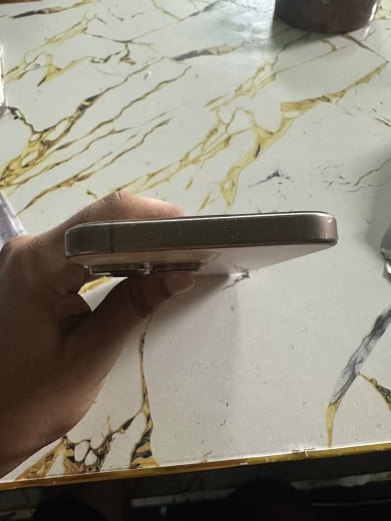 Apple iPhone 16 Pro Max 4