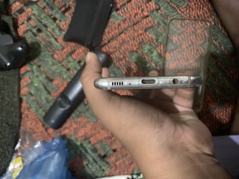 Samsung Mobile S8 Plus 4