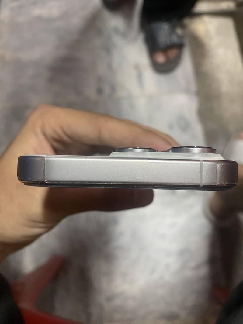 Apple iPhone 16 Pro 0