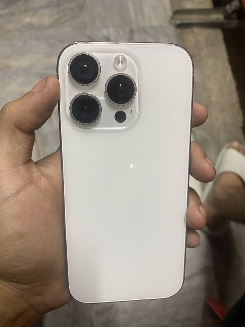 Apple iPhone 16 Pro 1