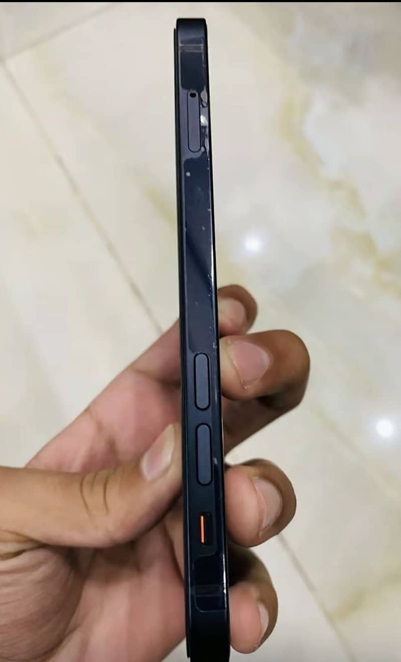 Apple iPhone 12 4
