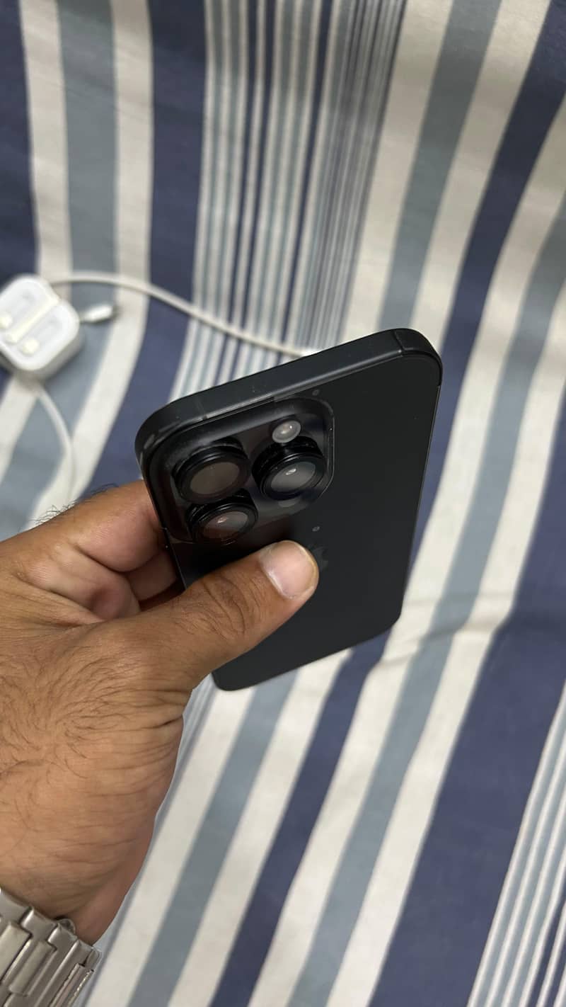 Apple iPhone 16 Pro 1