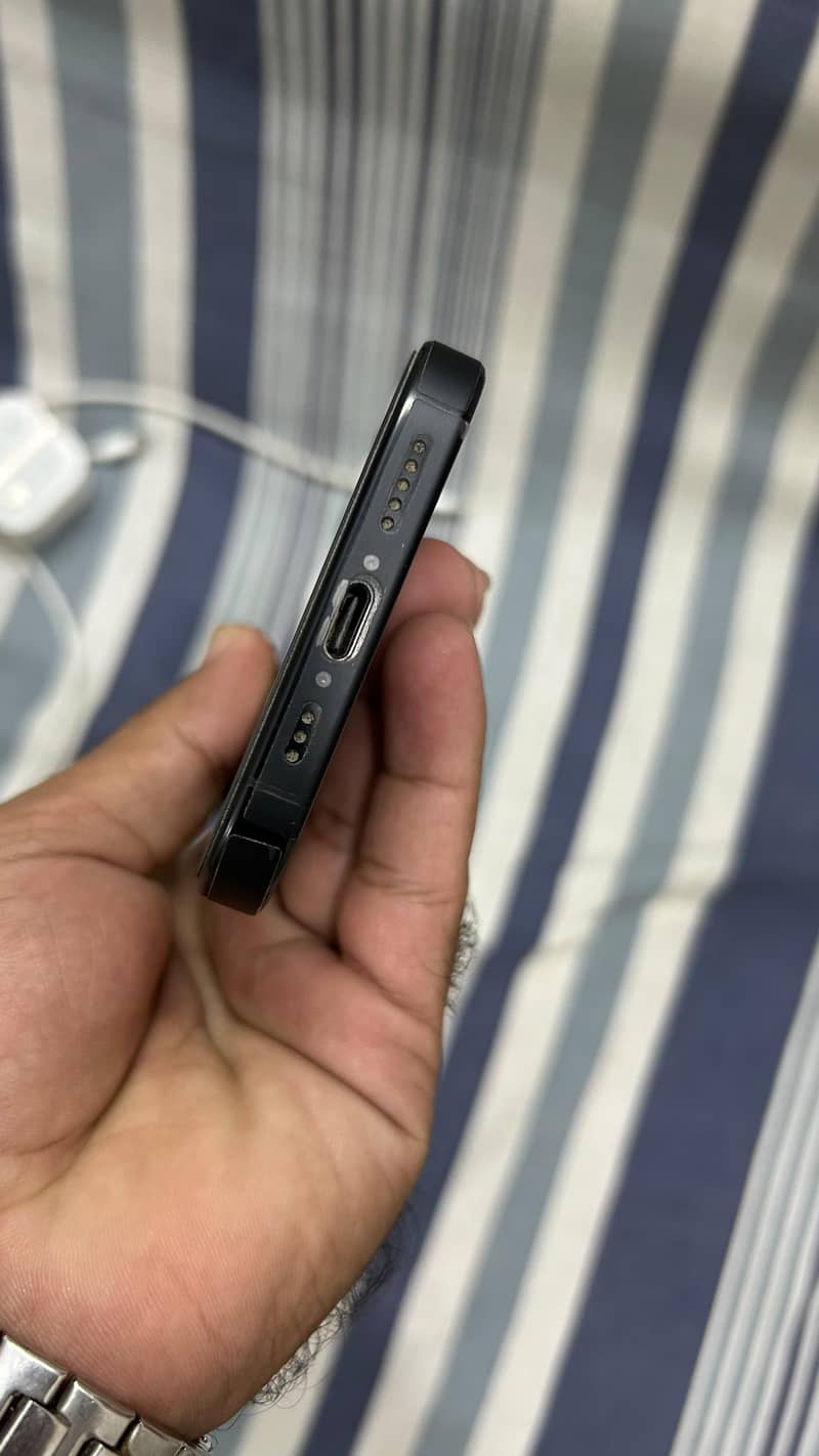 Apple iPhone 16 Pro 4