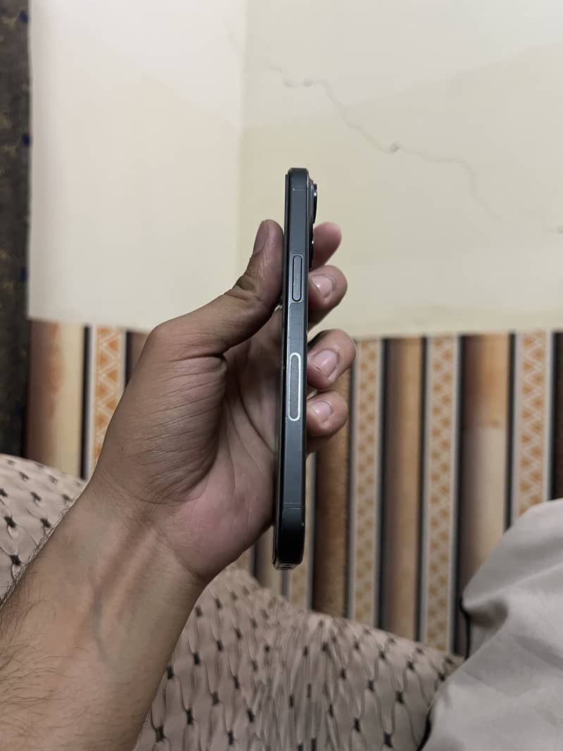 Apple iPhone 15 4